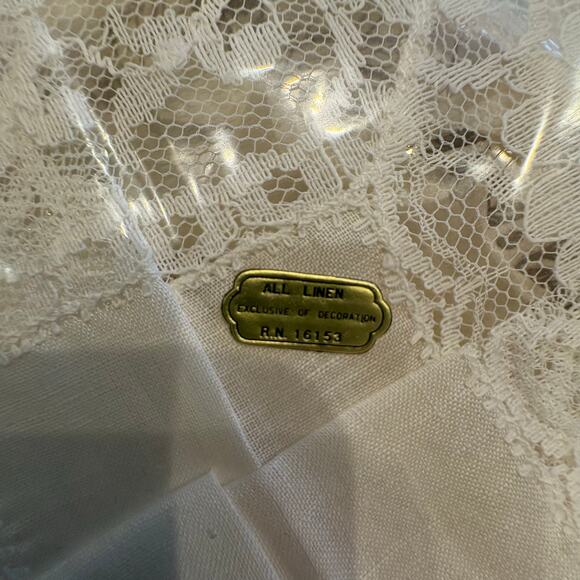 Marshall Fields Co Vintage Handkercheifs Lace Linen Embroidered Square Box of 4 - Picture 7 of 9
